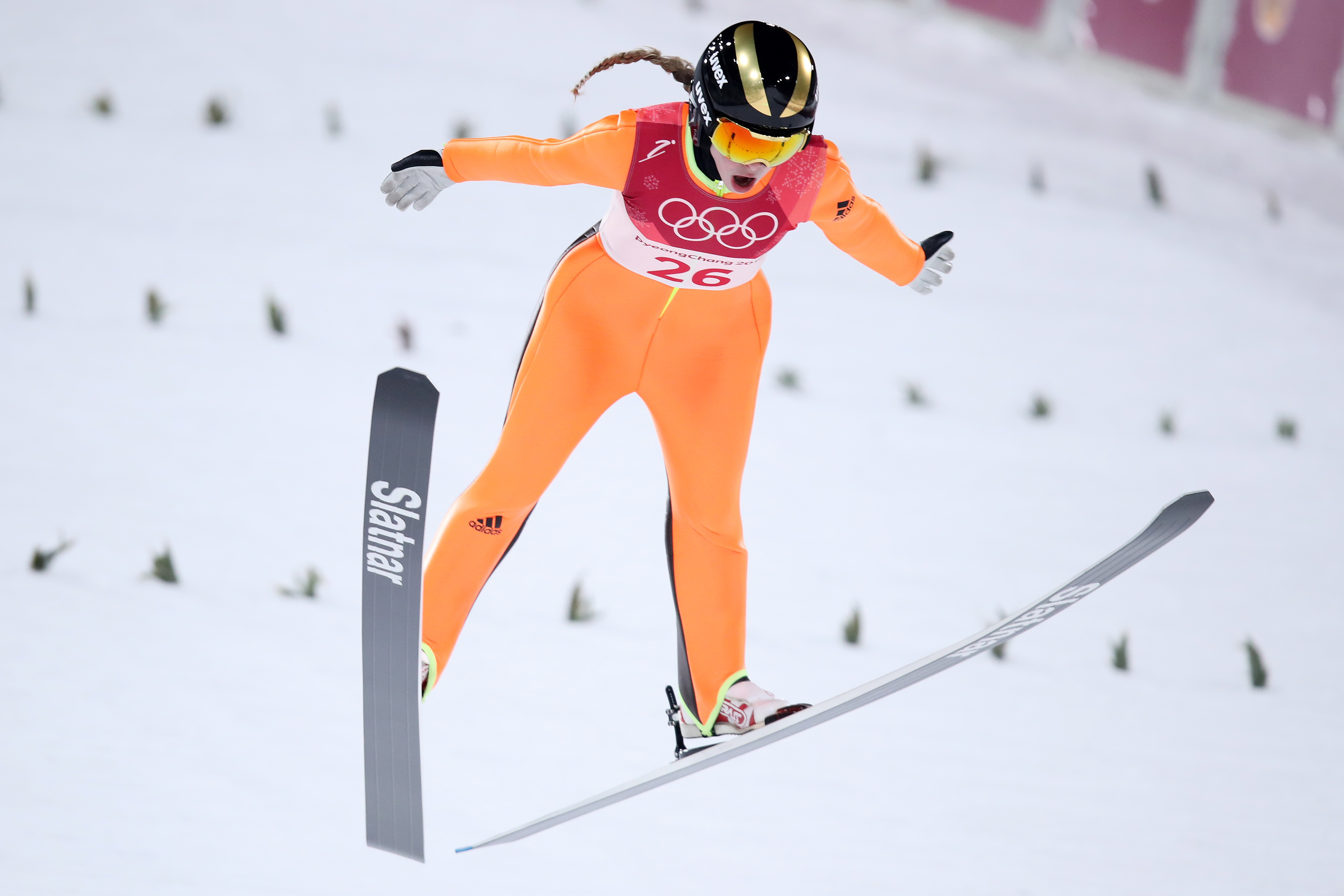 Danes so se v olimpijski areni borili biatlonci, skakalke in deskarka na snegu